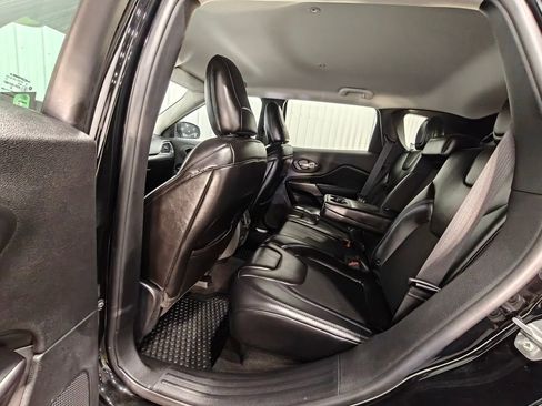 Used 2019 Jeep Cherokee Latitude Plus w/ Comfort/Convenience Group AWD/4WD image 26