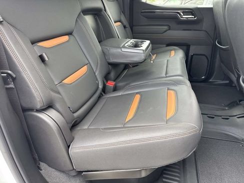Used 2024 GMC Sierra 1500 AT4 w/ Technology Package AWD/4WD image 12