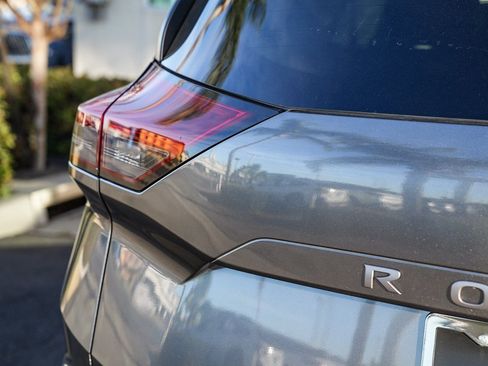 Used 2025 Nissan Rogue SV image 7