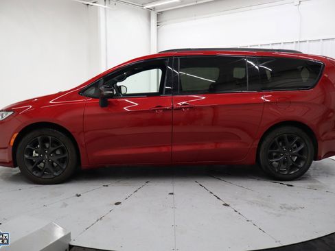 Used 2025 Chrysler Pacifica Limited image 9