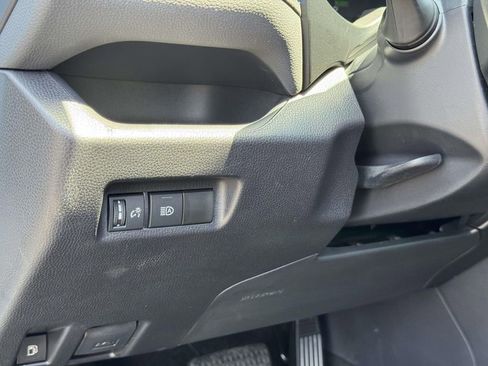 Used 2025 Toyota RAV4 SE AWD/4WD image 9