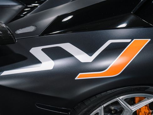 Used 2021 Lamborghini Aventador SVJ image 3