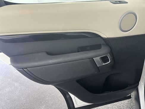 Used 2019 Land Rover Discovery SE image 34