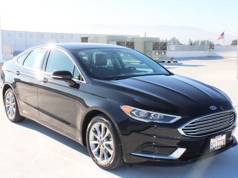 Used 2018 Ford Fusion Energi SE image 2