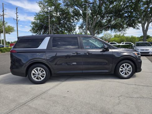 Used 2024 Kia Carnival LX image 9