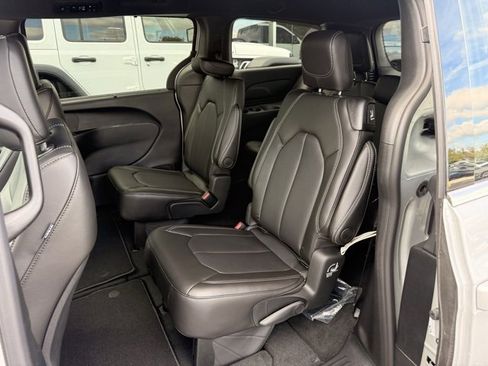 New 2026 Chrysler Pacifica Select image 14