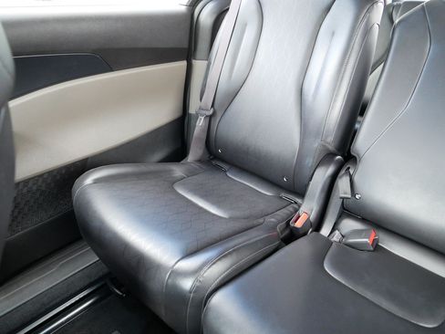 Used 2025 Kia Carnival FWD image 12