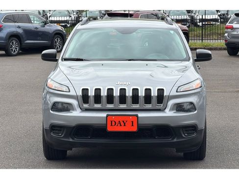 Used 2016 Jeep Cherokee Sport FWD image 11