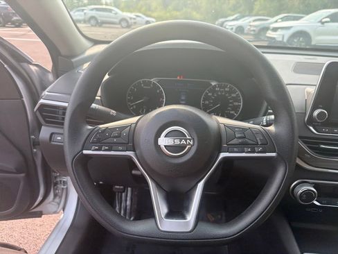 Used 2024 Nissan Altima 2.5 SV FWD image 14