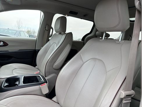 Used 2019 Chrysler Pacifica Limited w/ Tire & Wheel Group image 9