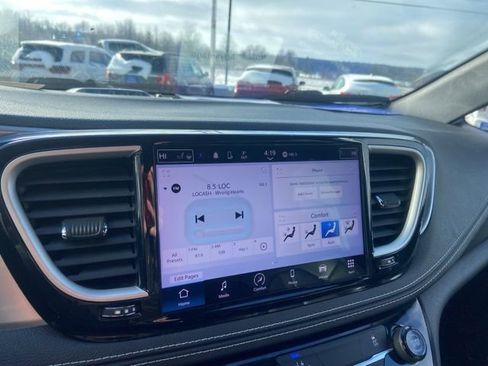 Used 2022 Chrysler Pacifica Touring-L w/ S Appearance Package image 13