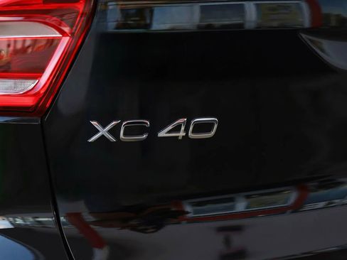 Used 2025 Volvo XC40 B5 Core image 9