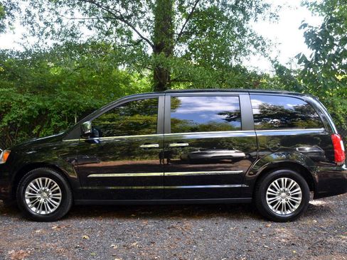 Used 2015 Chrysler Town & Country Touring-L w/ Driver Convenience Group FWD image 3