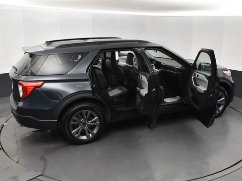 Used 2022 Ford Explorer XLT w/ Equipment Group 202A AWD/4WD image 6