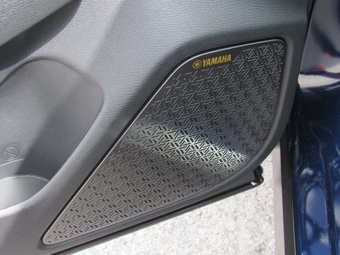 New 2025 Mitsubishi Outlander SE image 13