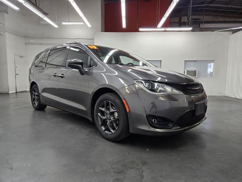Used 2019 Chrysler Pacifica Touring Plus w/ S Appearance Package FWD image 4