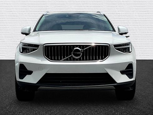 Used 2024 Volvo XC40 B5 Core AWD/4WD image 2