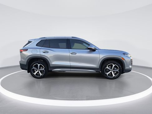 New 2025 Volkswagen Tiguan SE image 2