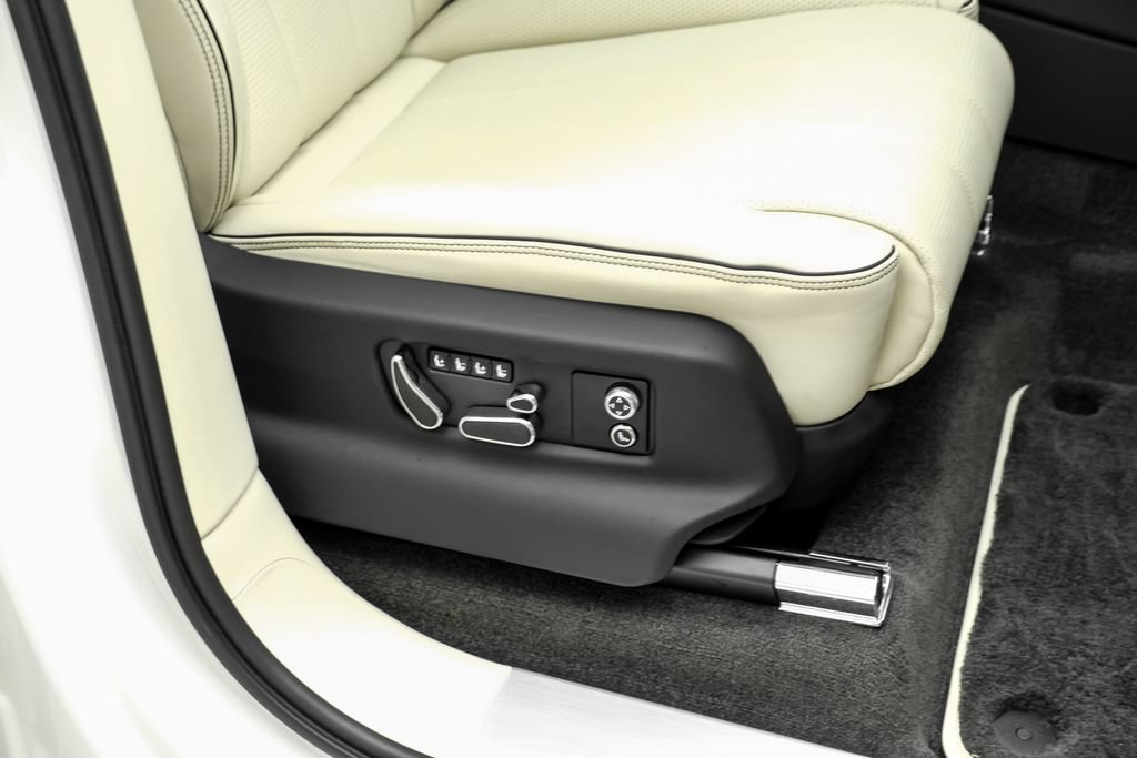 Used 2024 Bentley Bentayga AWD/4WD image 44