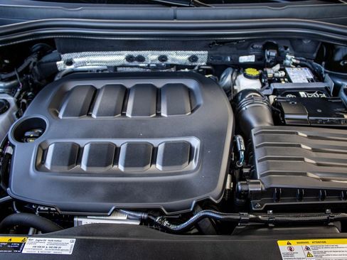 Certified 2025 Volkswagen Tiguan SE image 24
