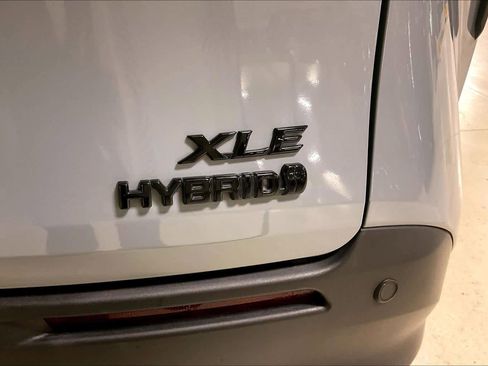 Used 2024 Toyota Sienna XLE Woodland Edition image 9