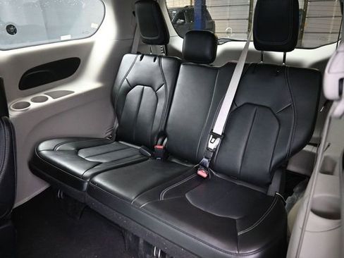 Used 2024 Chrysler Pacifica Touring-L image 16