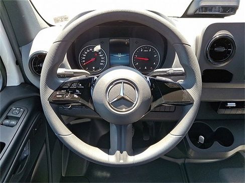 Used 2025 Mercedes-Benz Sprinter 2500 image 17
