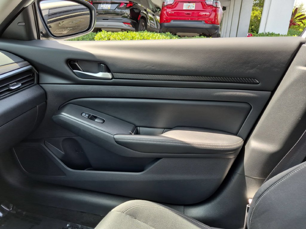 Used 2025 Nissan Altima 2.5 SV AWD/4WD image 32