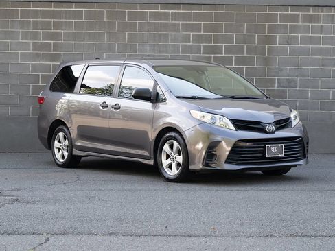 Used 2018 Toyota Sienna L FWD image 2