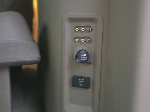 Used 2012 Chrysler Town & Country Limited w/ Luxury Group FWD image 31