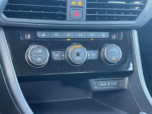 Used 2024 Volkswagen Jetta SE FWD image 23