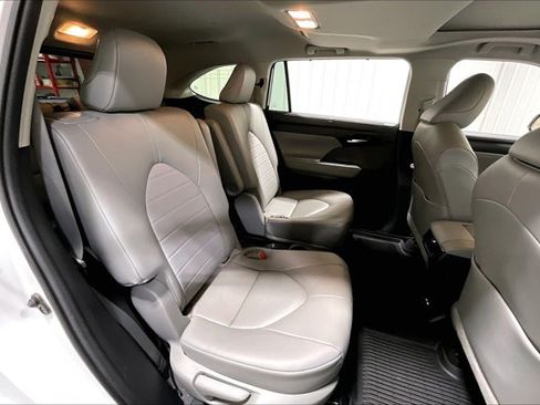 Used 2023 Toyota Highlander XLE AWD/4WD image 27