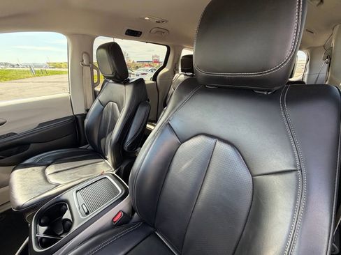 Used 2023 Chrysler Pacifica Touring-L image 7