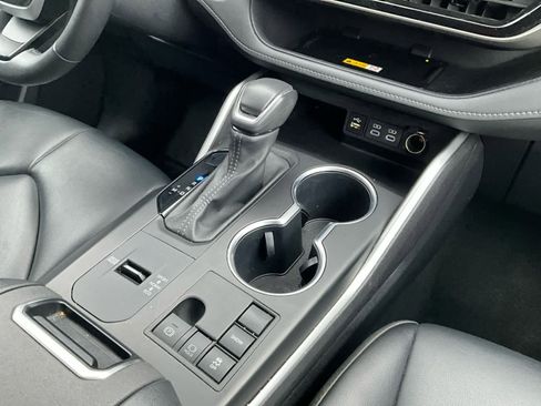 Used 2024 Toyota Highlander XLE image 16