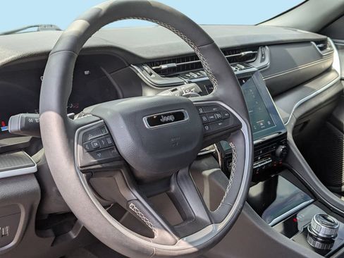 Used 2025 Jeep Grand Cherokee Altitude RWD image 14