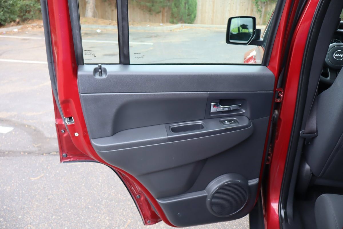 Used 2012 Jeep Liberty Sport w/ Driver Convenience Group AWD/4WD image 26