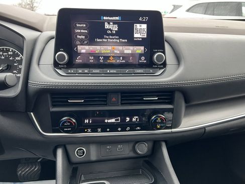 Used 2023 Nissan Rogue SV image 14