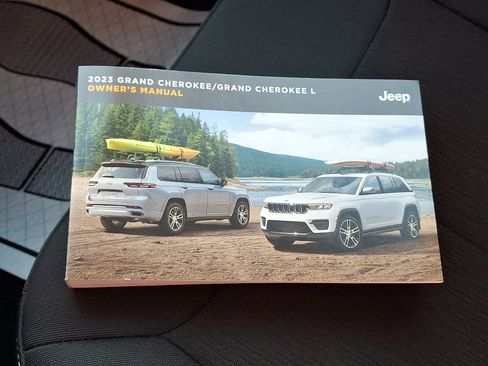 Used 2023 Jeep Grand Cherokee L Laredo image 25