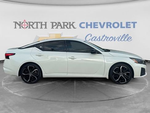 Used 2023 Nissan Altima 2.5 SR FWD image 4