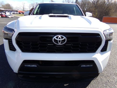 Used 2024 Toyota Tacoma TRD Sport AWD/4WD image 3