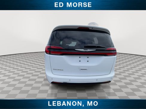 Used 2023 Chrysler Pacifica Touring-L FWD image 7