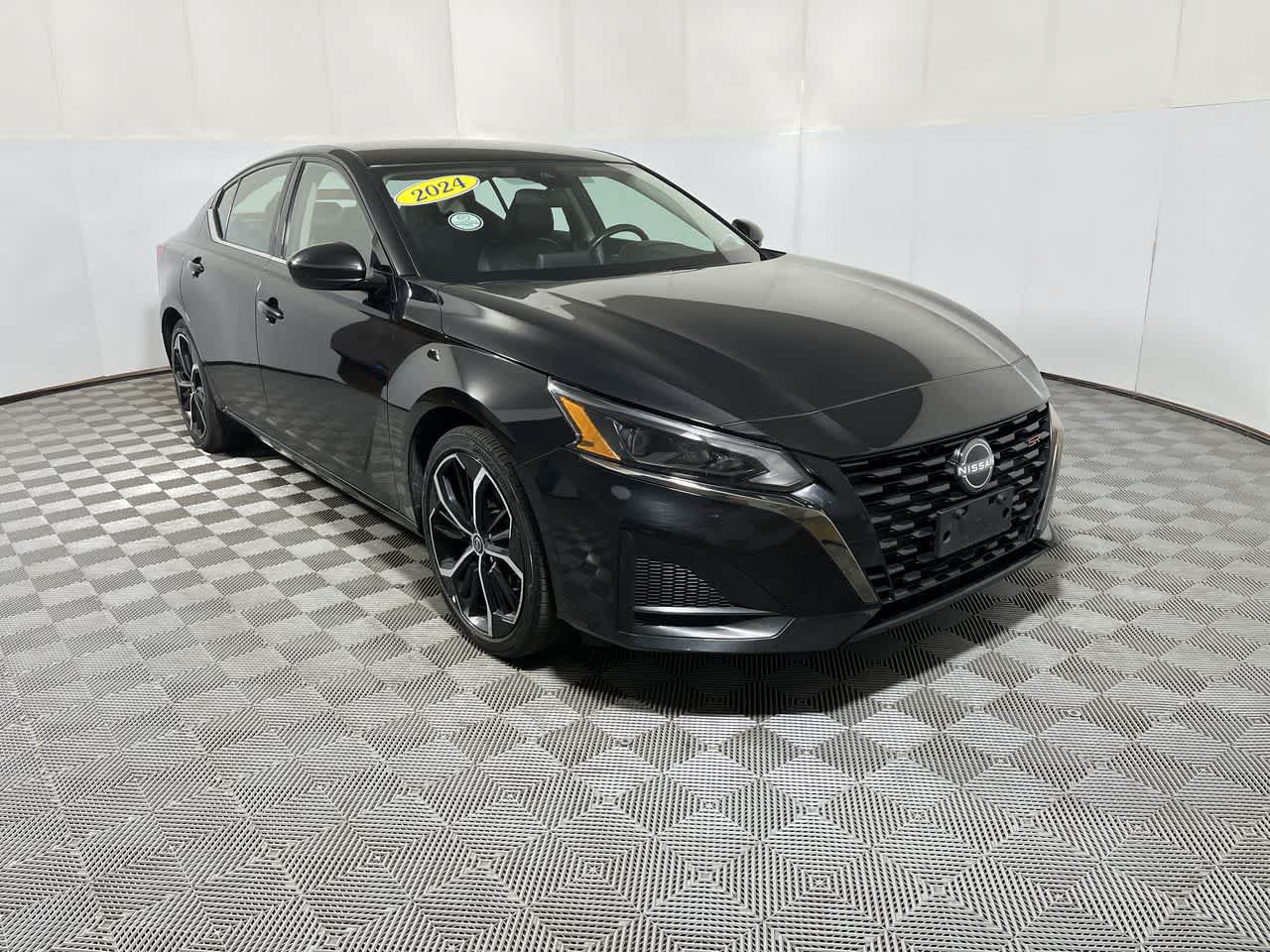 Used 2024 Nissan Altima 2.5 SR FWD image 2