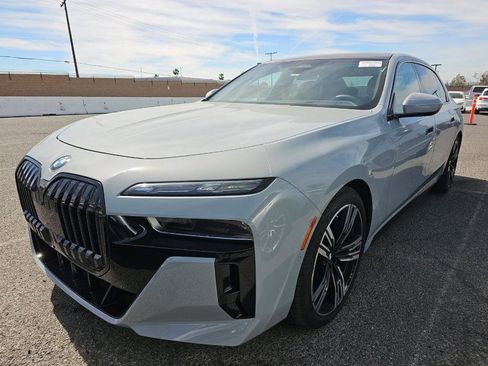 Used 2023 BMW 760i xDrive w/ Executive Package image 2