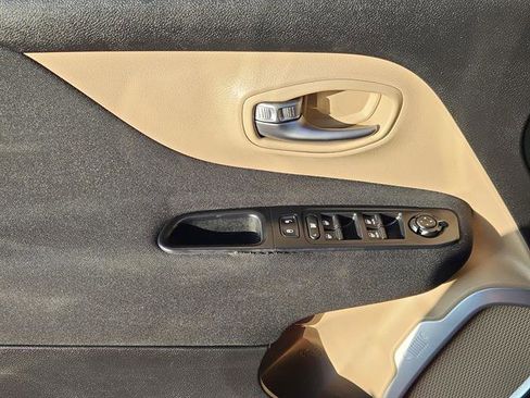 Used 2015 Jeep Renegade Latitude w/ Popular Equipment Group image 17