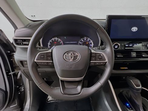 Used 2023 Toyota Highlander XLE image 18