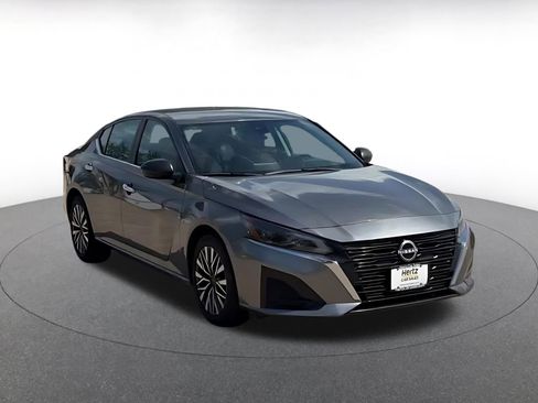 Used 2025 Nissan Altima 2.5 SV FWD image 3