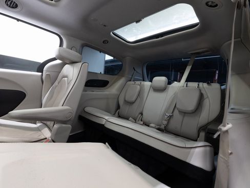 Used 2020 Chrysler Pacifica Limited image 21