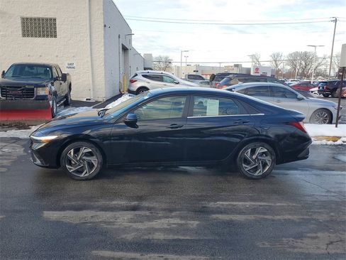 Used 2025 Hyundai Elantra SEL image 3