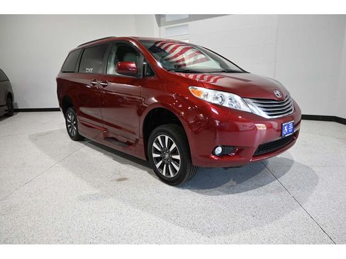 Used 2017 Toyota Sienna XLE FWD image 3