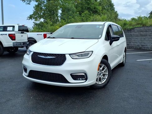 Used 2024 Chrysler Pacifica Touring-L FWD image 3